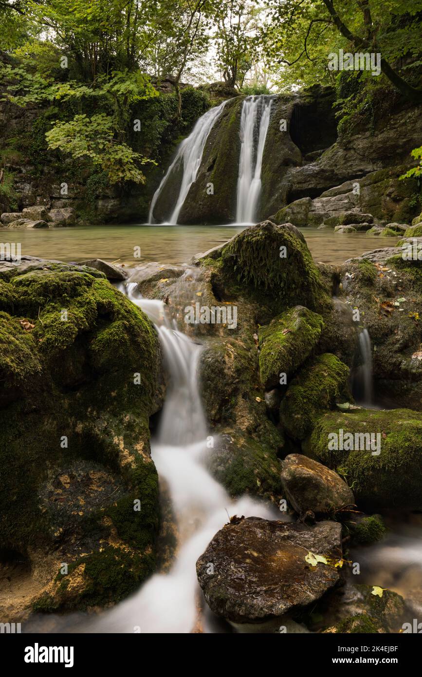 Cascada conocida como Janet's Foss, cerca del pueblo de Malham en Yorkshire Dales, Reino Unido Foto de stock