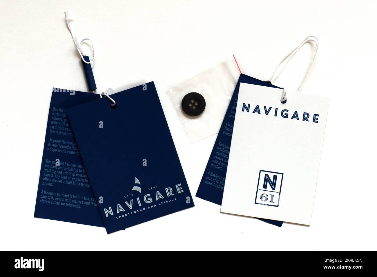 Etiquetas de la ropa DE NAVIGARE. Navigare es una marca de moda italiana de  Sportswear y Leisure de N61 S.r.l. - Italia Fotografía de stock - Alamy