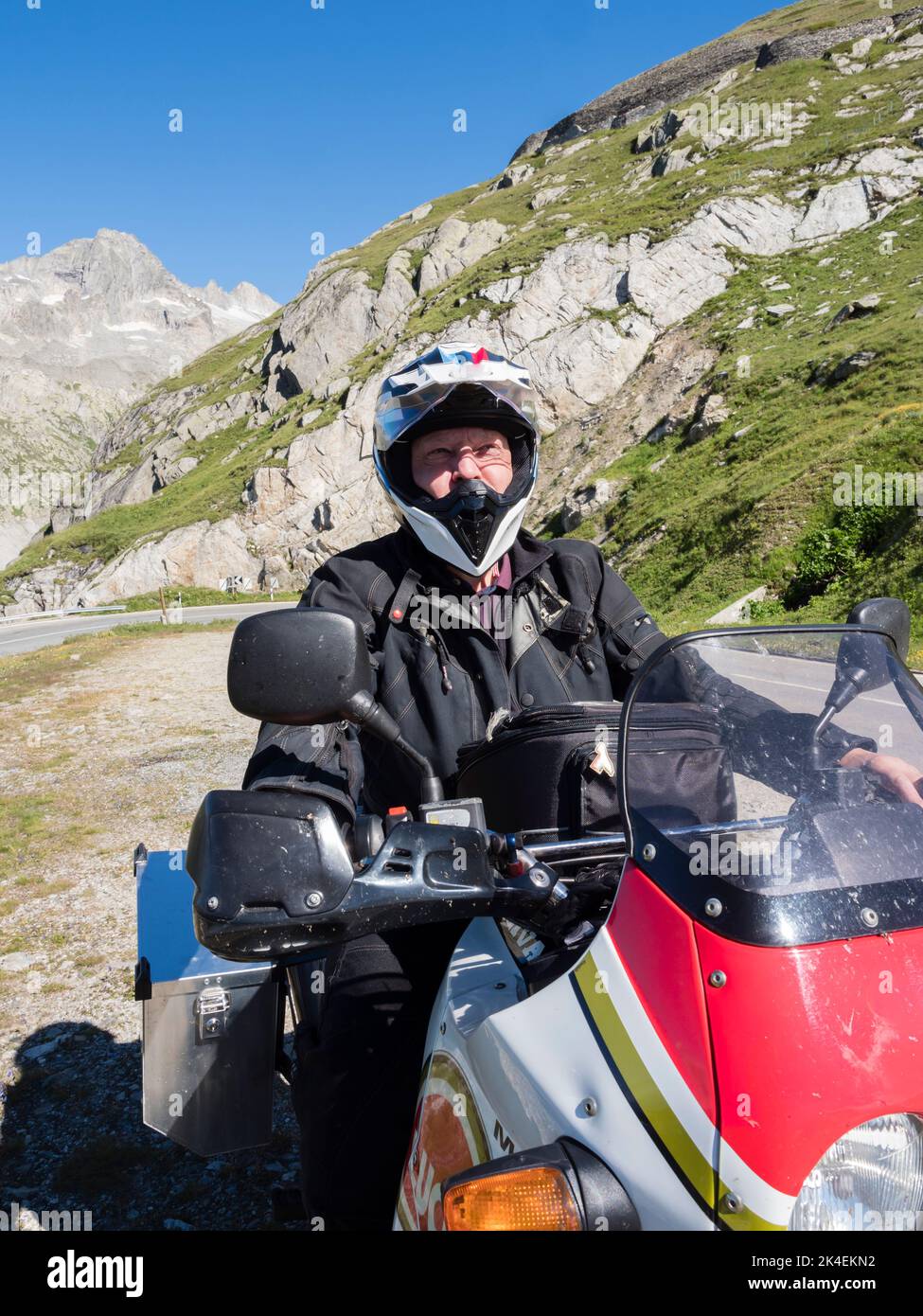 Un ciclista de aventura en un paso de montaña en los alpes suizos. Foto de stock