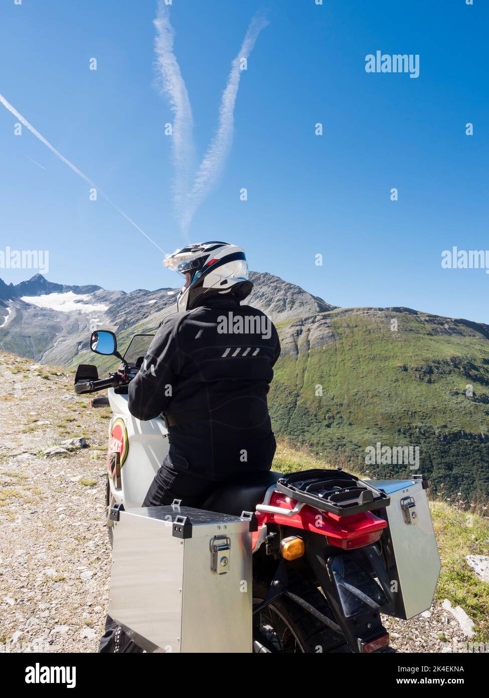 Un ciclista de aventura en un paso de montaña en los alpes suizos. Foto de stock