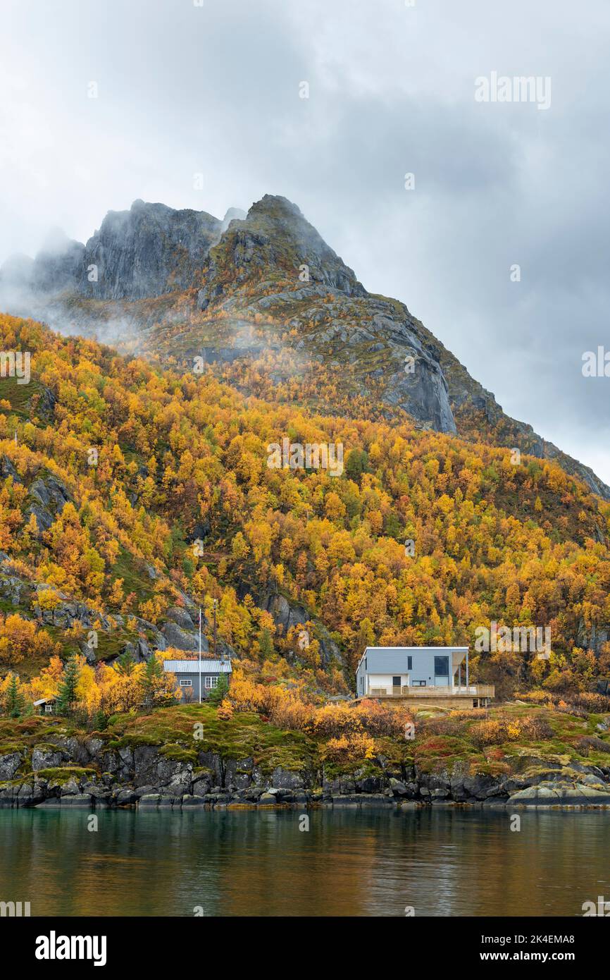 Casas remotas en la costa rocosa, Isla Senja, Noruega Foto de stock