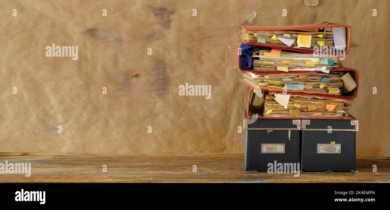 pila de carpetas de archivos desordenadas, cinta roja, burocracia, administración, concepto de negocio. Foto de stock