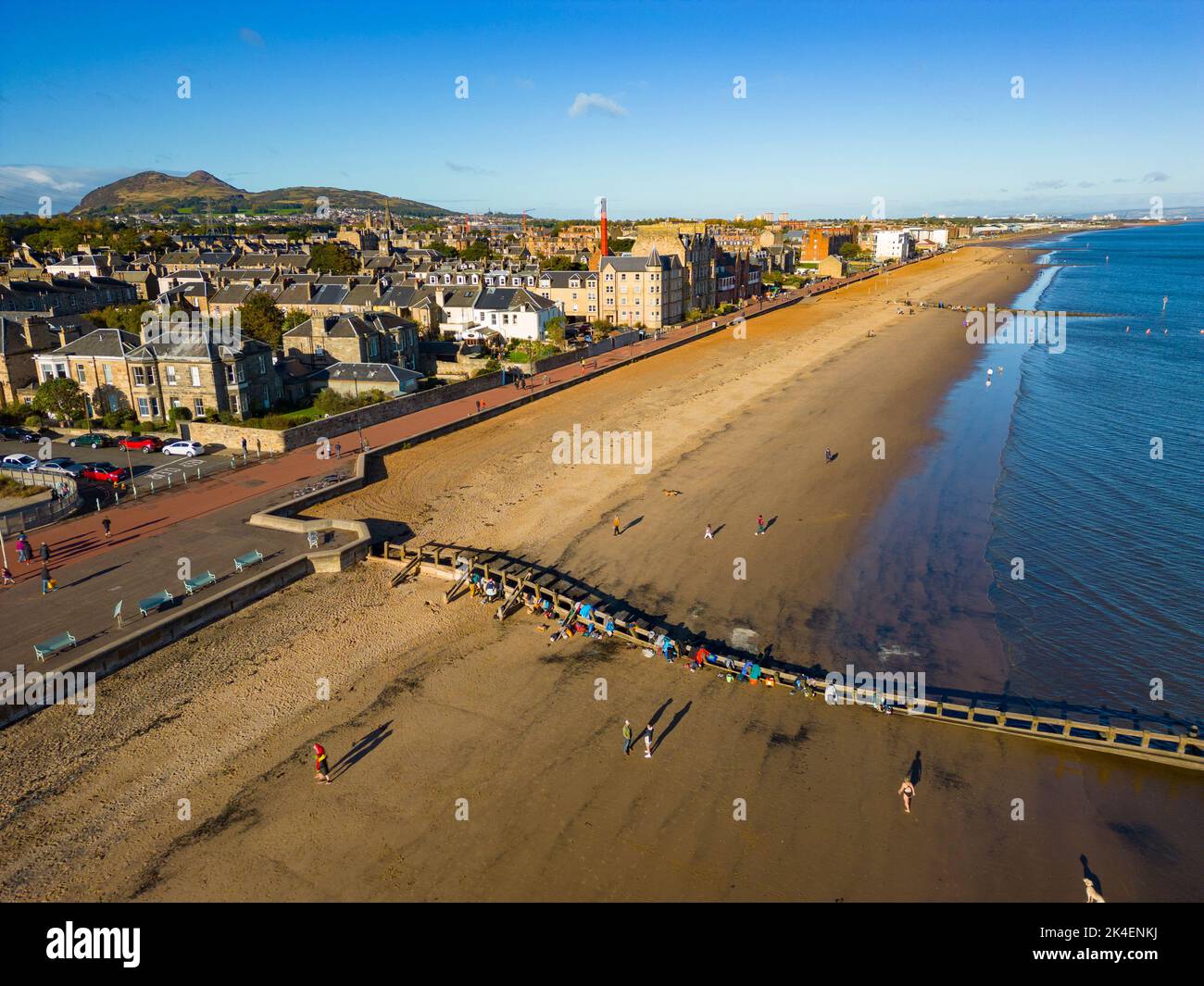 Vista aérea del paseo marítimo y la playa de Portobello en Edimburgo, Escocia, Reino Unido Foto de stock