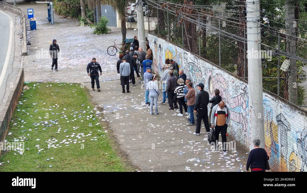 Cotia, Sao Paulo, Brasil. 2nd de Oct de 2022. (INT) Brasil Elecciones: Movimiento de votantes en la zona electoral de Cotia, Sao Paulo. 2 de octubre de 2022, Cotia, Sao Paulo, Brasil: Movimiento de votantes en la zona electoral 227, Escuela Pública Vinicius de Moraes, en Cotia, en el Gran Sao Paulo, el domingo (2). Los santos de los políticos son vistos en el suelo alrededor de la escuela. Hoy Brasil elige al Presidente de la República, gobernadores, senadores y diputados federales, estatales y de distrito. Una eventual segunda vuelta para presidente y gobernador podría tener lugar el 30th de octubre. Crédito: ZUMA Press, Inc./Alamy Live News Foto de stock