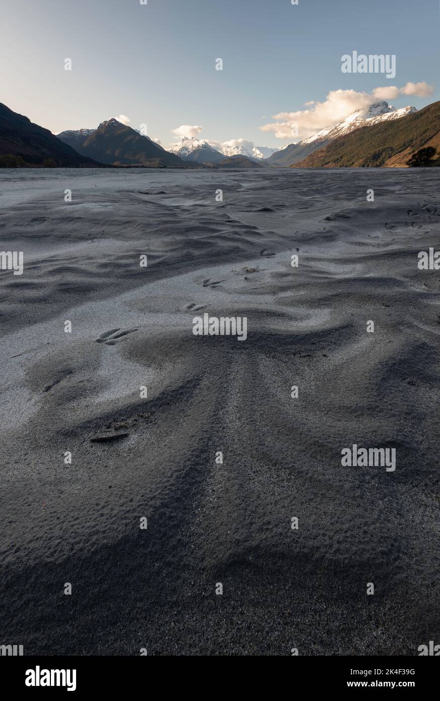 Delicados patrones de cieno rocoso bordean el río Dart en Glenorchy, conocido por la ubicación de la filmación de Isengard en El Señor de los Anillos. Foto de stock