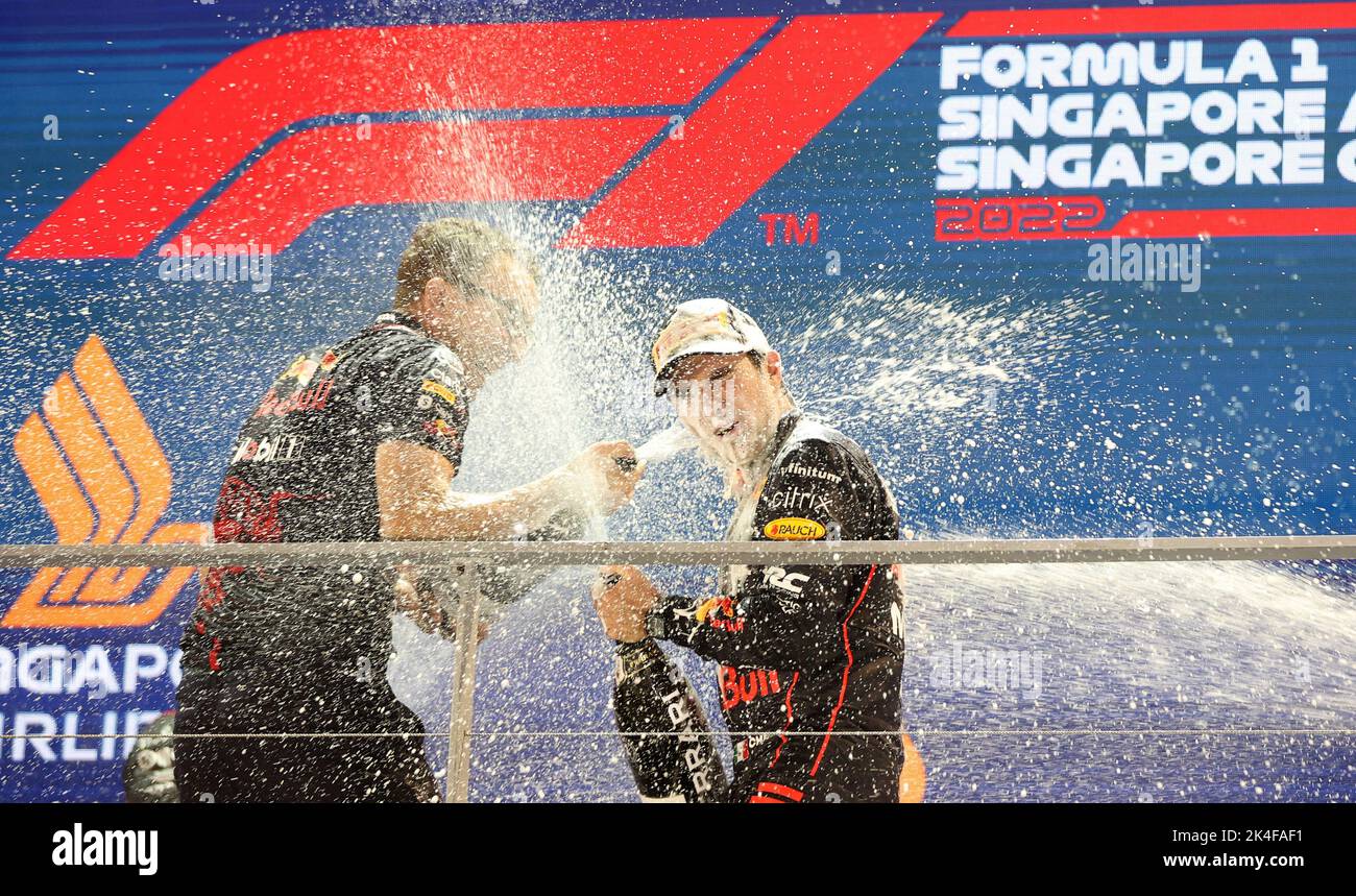 Fórmula Uno F1 - Gran Premio de Singapur - Circuito Marina Bay Street, Singapur - 2 de octubre de 2022 Sergio Pérez de Red Bull celebra en el podio con el ingeniero de carreras de Red Bull Hugh Bird después de ganar el Gran Premio de Singapur REUTERS/Edgar Su Foto de stock