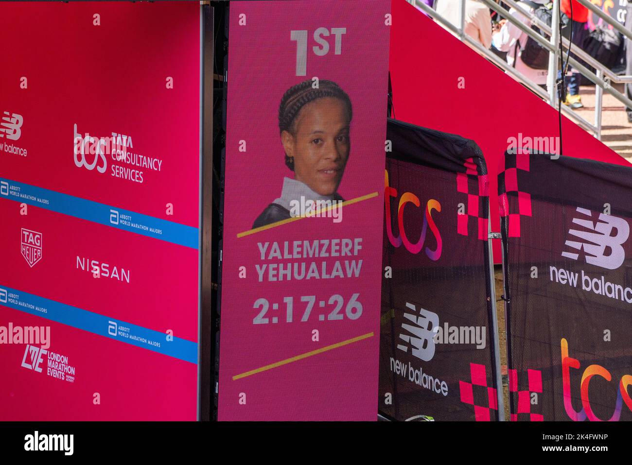 Londres, Reino Unido. 2 de octubre de 2022 . Una imagen se muestra en la línea de cruce de Yalemzerf Yehualaw Etíope corredor de larga distancia que se convierte en el ganador más joven de la 2022 TCS Maratón de Londres Crédito: amer ghazzal/Alamy Live News. Foto de stock