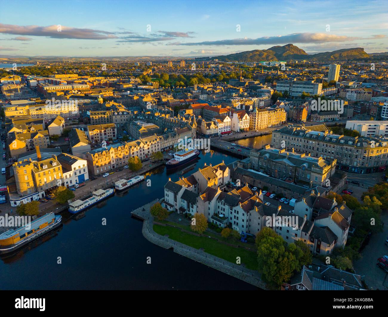 Vista aérea de la costa junto al agua de Leith en Leith, Edimburgo, Escocia, Reino Unido Foto de stock