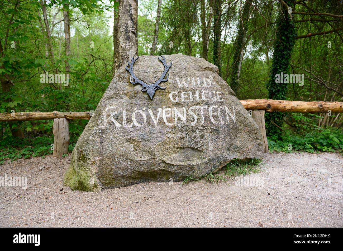 Hamburgo, Alemania. 07th de mayo de 2022. Una piedra con la inscripción 'Wildgehege Klövensteen' en la entrada del sitio. Crédito: Jonas Walzberg/dpa/Alamy Live News Foto de stock