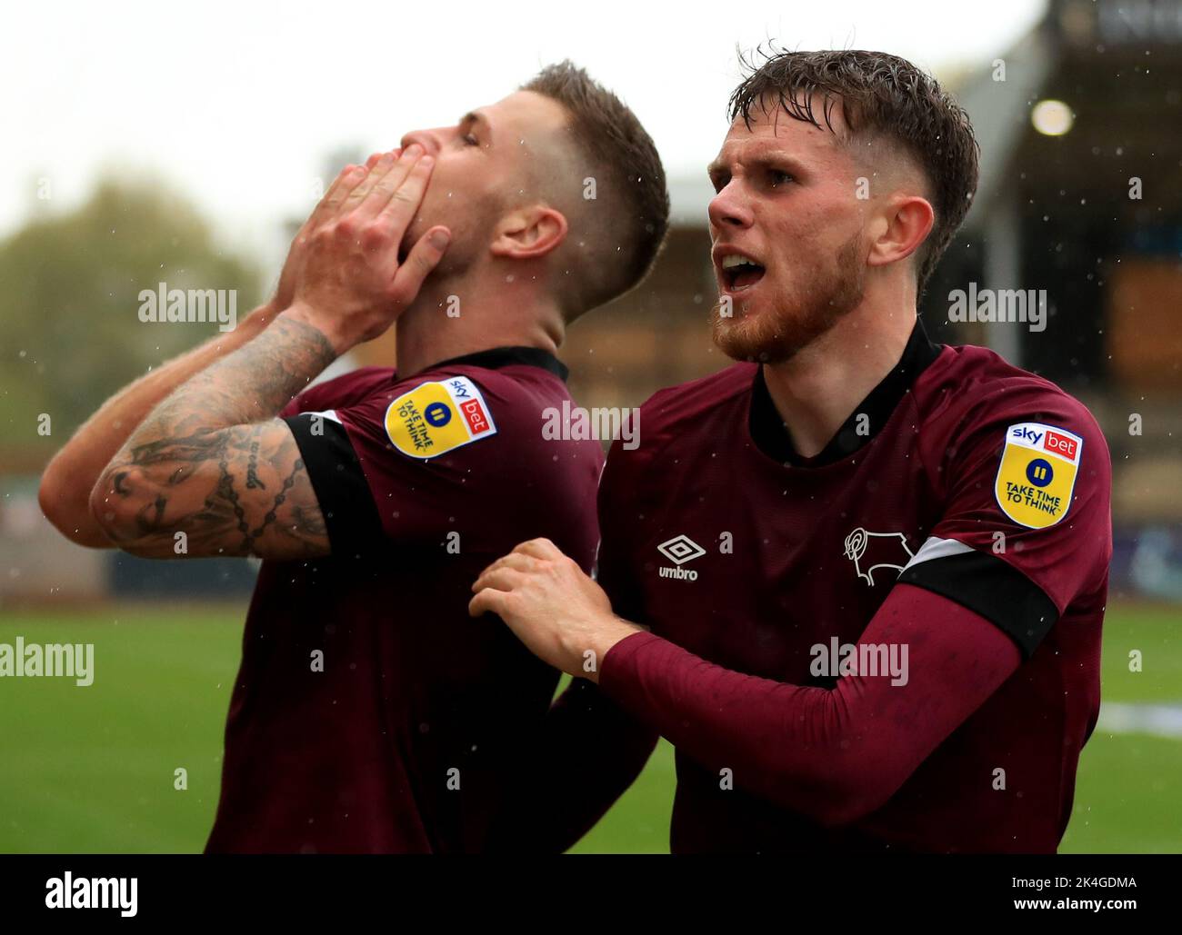 James Collins (izquierda) del condado de Derby celebra con Max Bird