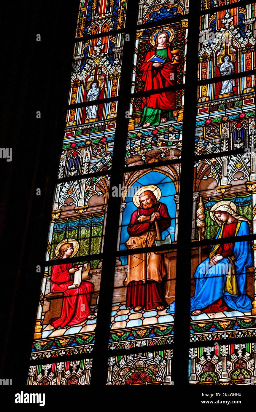 Vívidas vidrieras en la Catedral de los Santos Vito, Wenceslaus y