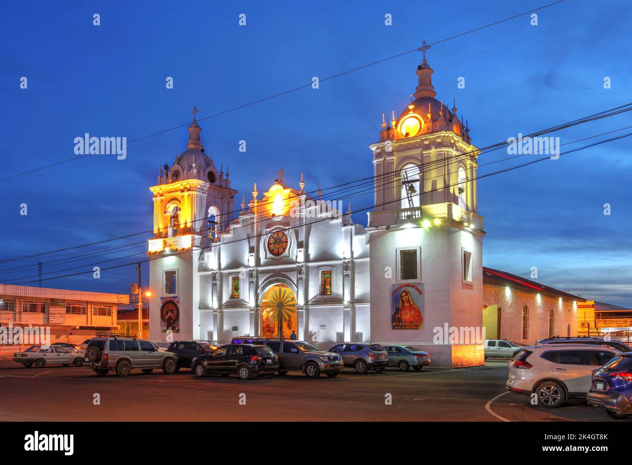 Vista nocturna de la Catedral de Santiago Apóstol en Santiago de