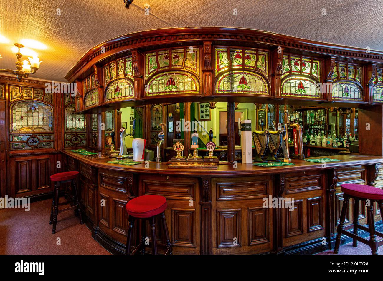 El Peveril of the Peak es un pub inglés tradicional de la ciudad, situado en Great Bridgewater Street, Manchester, Reino Unido Foto de stock
