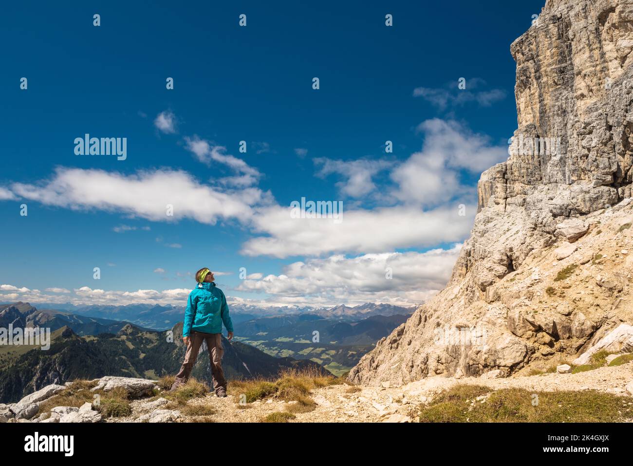 El deporte de las mujeres en la cima de la montaña en Alpes Foto de stock