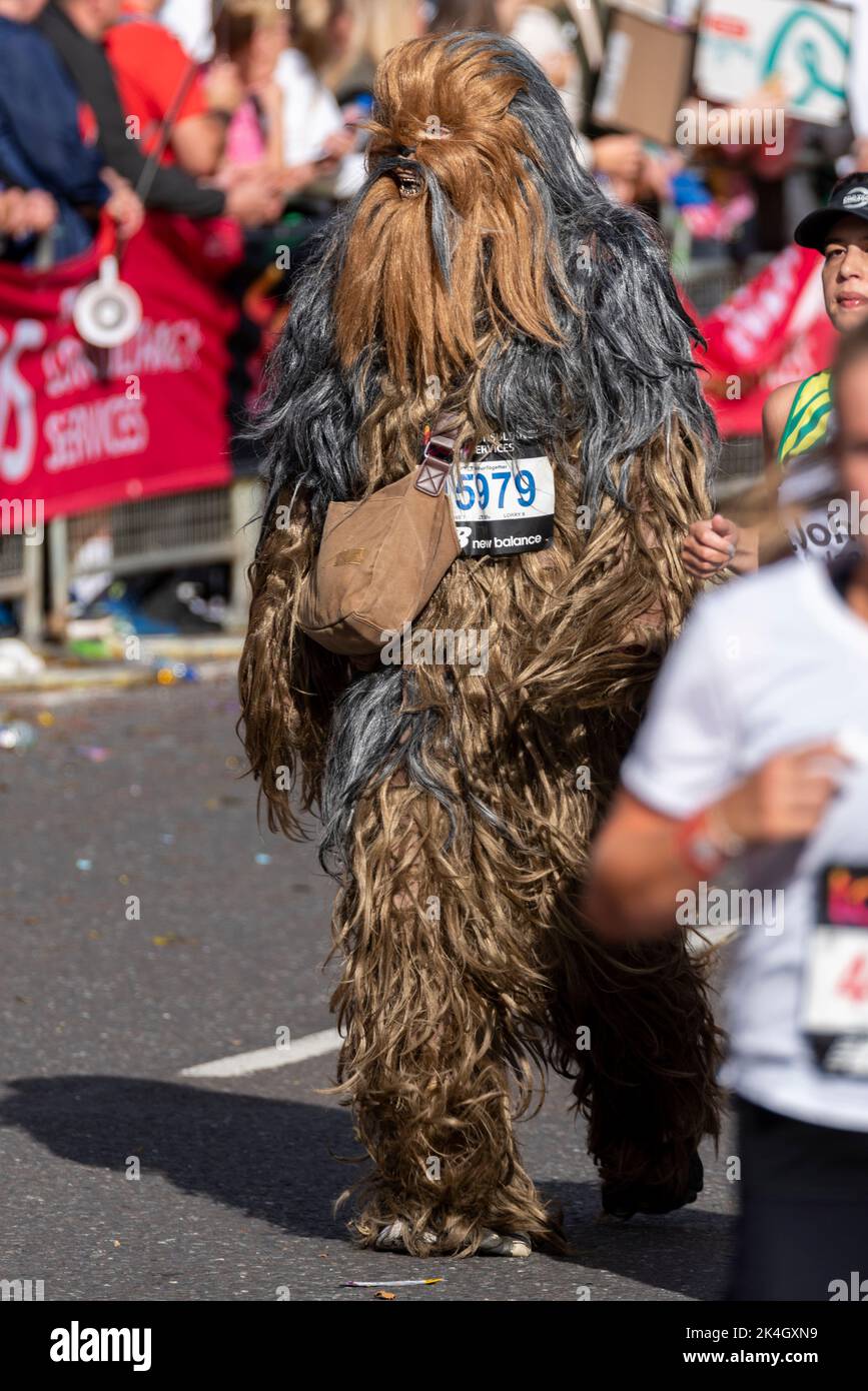 Paul Chandler con un traje de Chewbacca, corriendo en el TCS London Marathon 2022, en Tower Hill Road, City of London, Reino Unido. Foto de stock