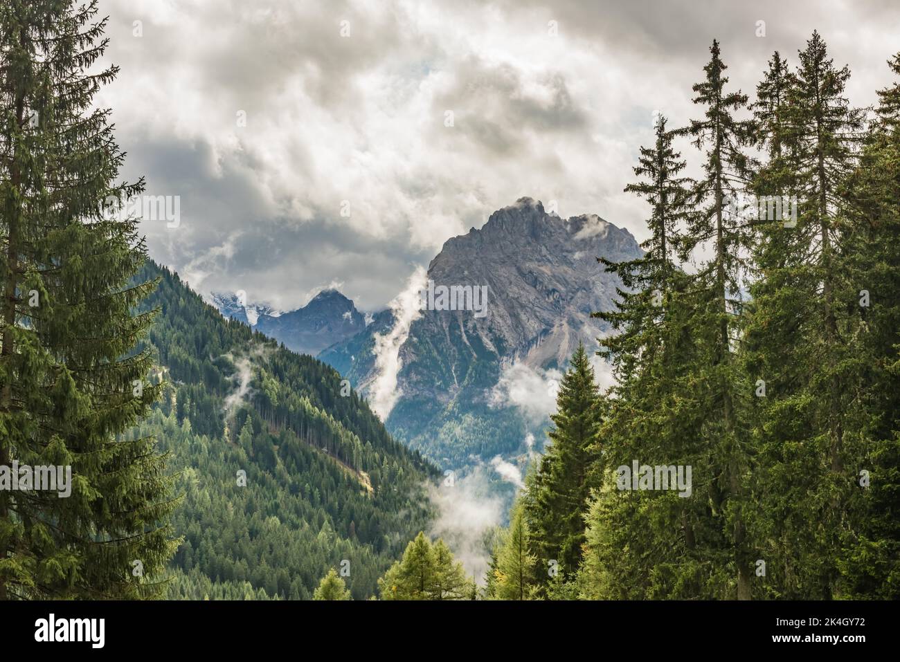 Paisaje de montaña de los Dolomitas, montañas, bosques de pino, dramáticos, Sky Italia Foto de stock