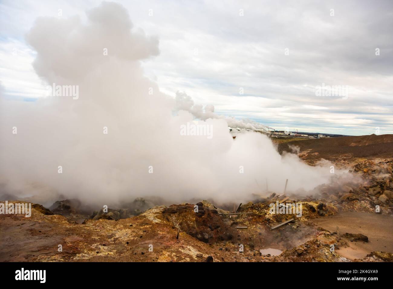 Termas Gunnuhver espectacular paisaje con vapor de aguas termales geotérmicas en Islandia, Reykjanes Foto de stock