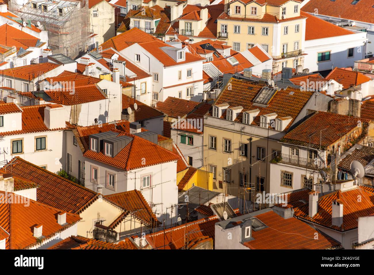 Lisboa, Portugal patrón de techo de tejas en el soleado día de verano Foto de stock