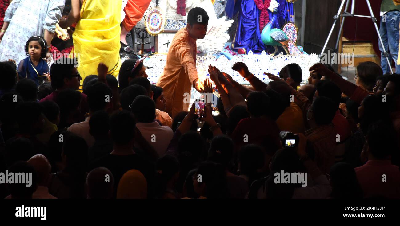 1 de octubre de 2022, Delhi, Fecha, India: Los visitantes toman las bendiciones de la llama santa de los arati en el enclave de matri mandir safdarjung. (Imagen de crédito: © Indraneel Sen/Pacific Press a través DE ZUMA Press Wire) Foto de stock