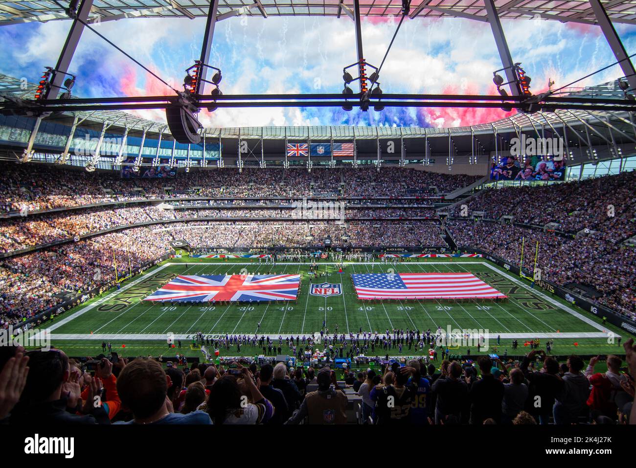 Vista panorámica de las festividades previas al partido con la bandera de Estados Unidos y Gran Bretaña con humo de colores antes de los Vikings de Minnesota contra los Saints de Nueva Orleans N. Foto de stock