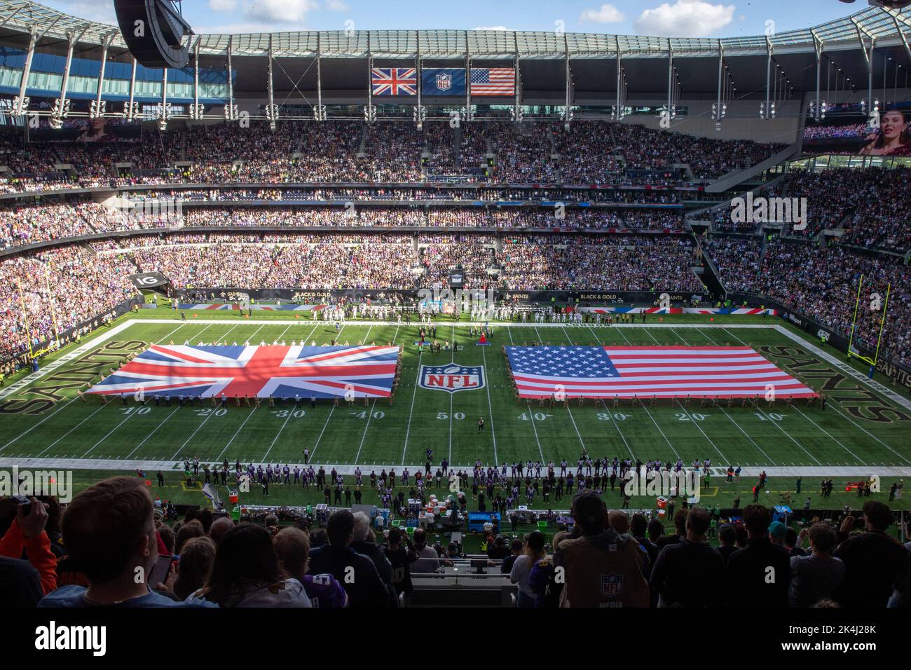 Vista panorámica de las festividades previas al partido con la bandera de Estados Unidos y Gran Bretaña antes del partido Minnesota Vikings vs New Orleans Saints NFL el domingo de octubre Foto de stock