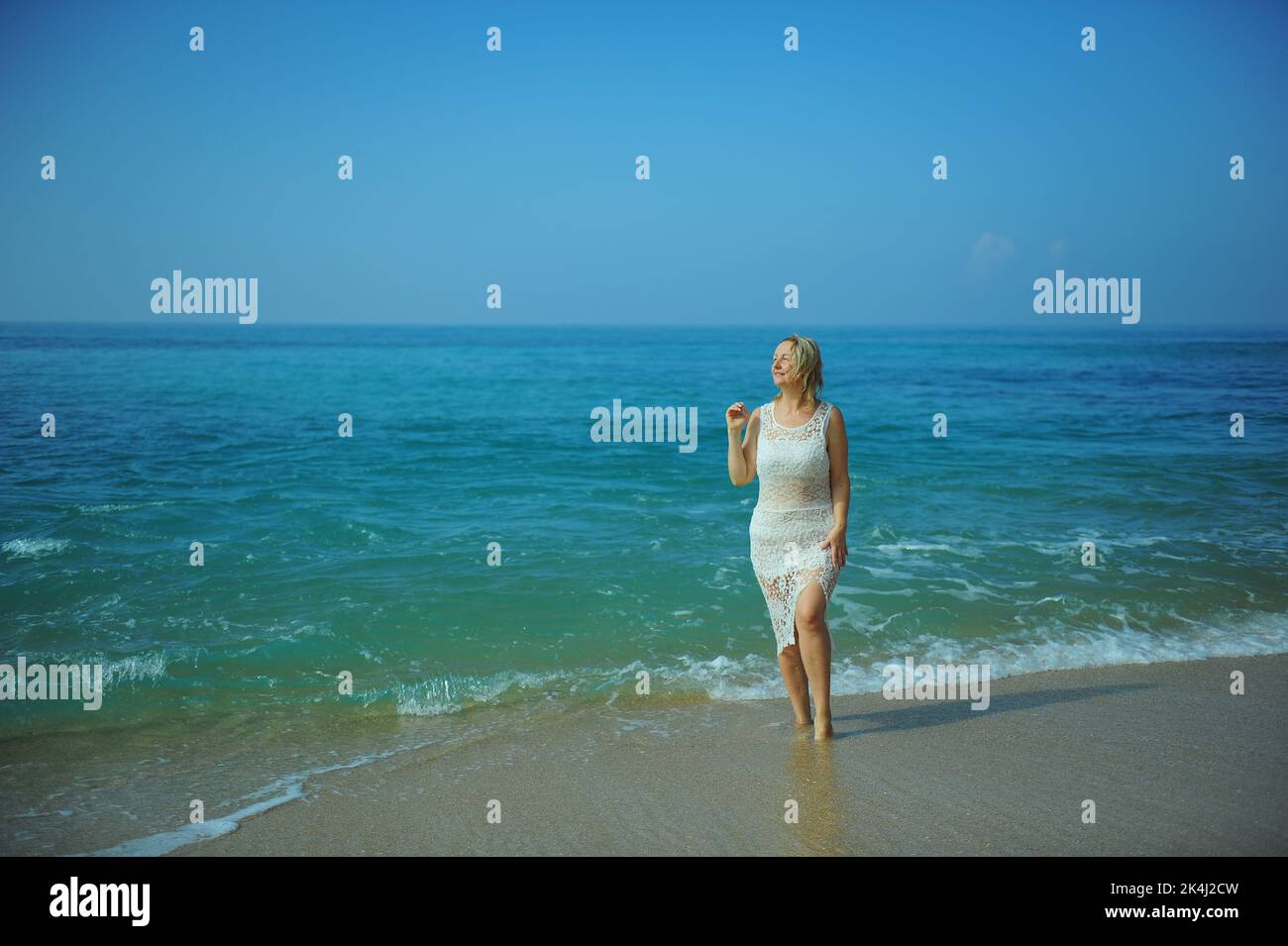 Vestido azul oscuro y blanco fotografías e imágenes de alta resolución - Alamy Vestido azul oscuro y blanco fotografías e imágenes de alta resolución - Alamy