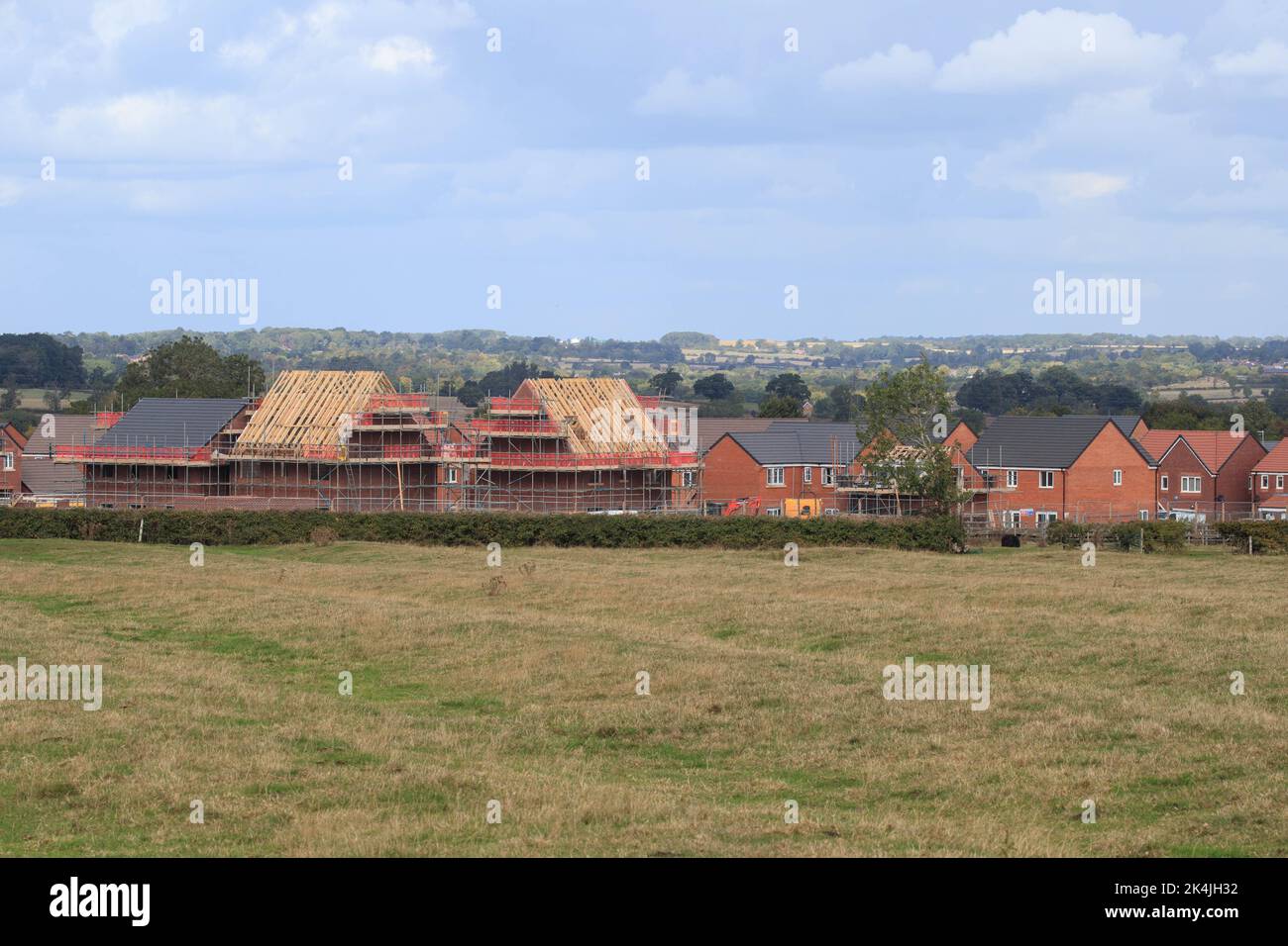 26th de septiembre de 2022 Construcción de una casa en un terreno verde Foto de stock