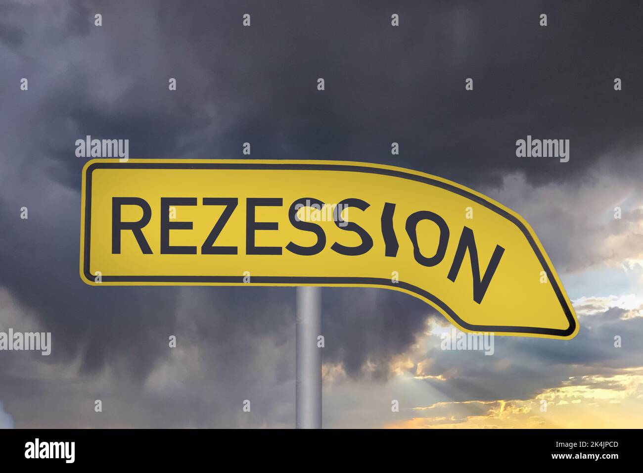 Imagen de símbolo Recesión: Contra un cielo sombrío es una flecha direccional con la palabra recesión escrita en ella Foto de stock