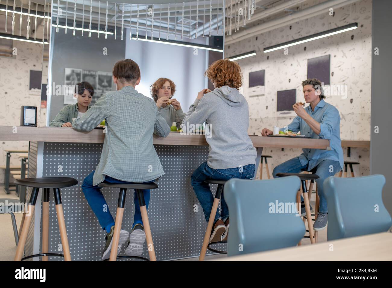 Comida de la cantina para el almuerzo fotografías e imágenes de