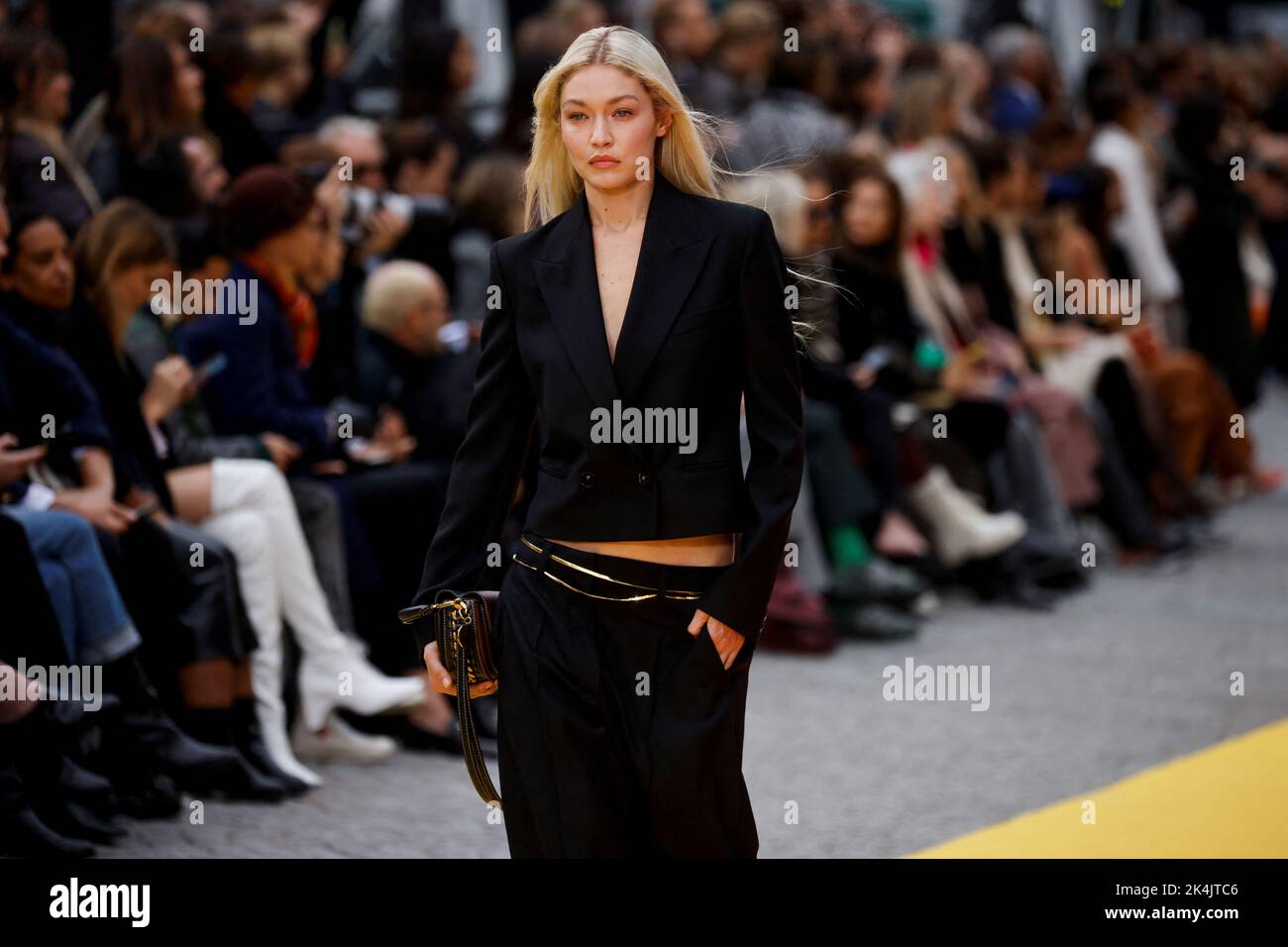 La modelo Gigi Hadid presenta una creación de la diseñadora Stella  McCartney como parte de su colección Primavera-Verano 2023 Mujeres listas  para llevar durante la Semana de la Moda de París, Francia,