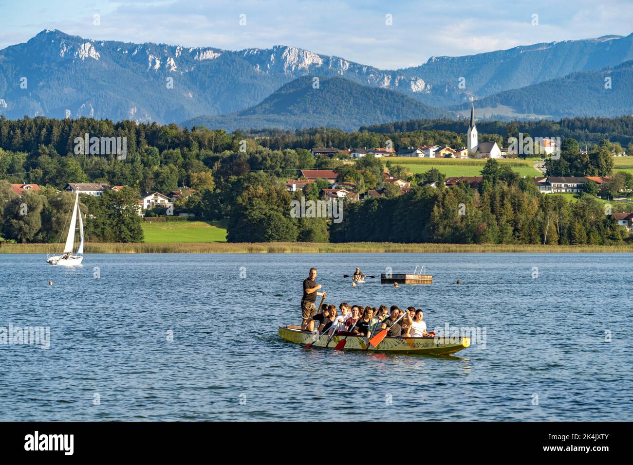 Ruderboot auf dem Simssee und Baierbach bei Stephanskirchen, Bayern, Deutschland | Barco en el lago Simssee y Baierbach cerca de Stephanskirchen, Ba Foto de stock