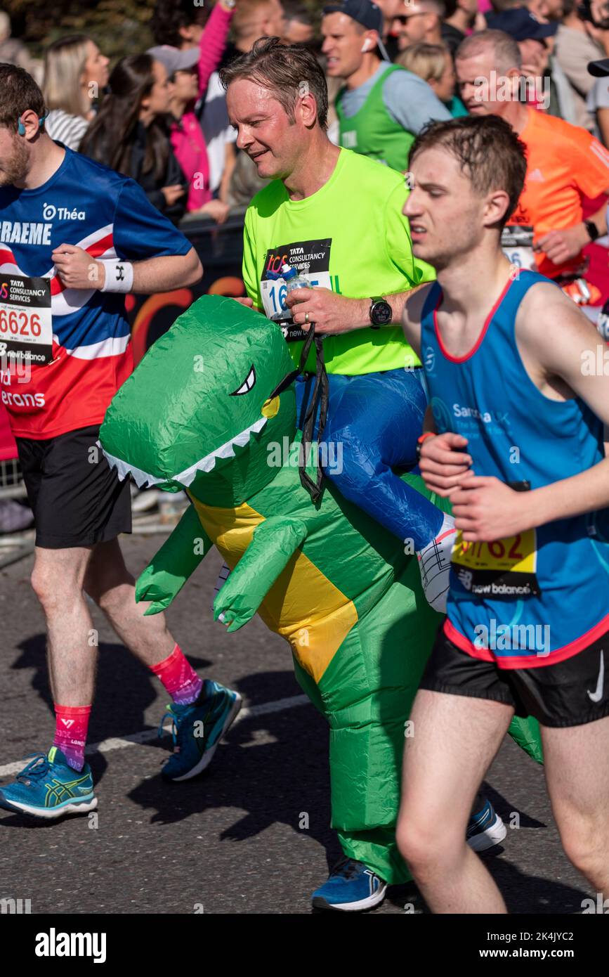 Correr en el TCS London Marathon 2022, en Tower Hill Road, City of London, Reino Unido. Foto de stock