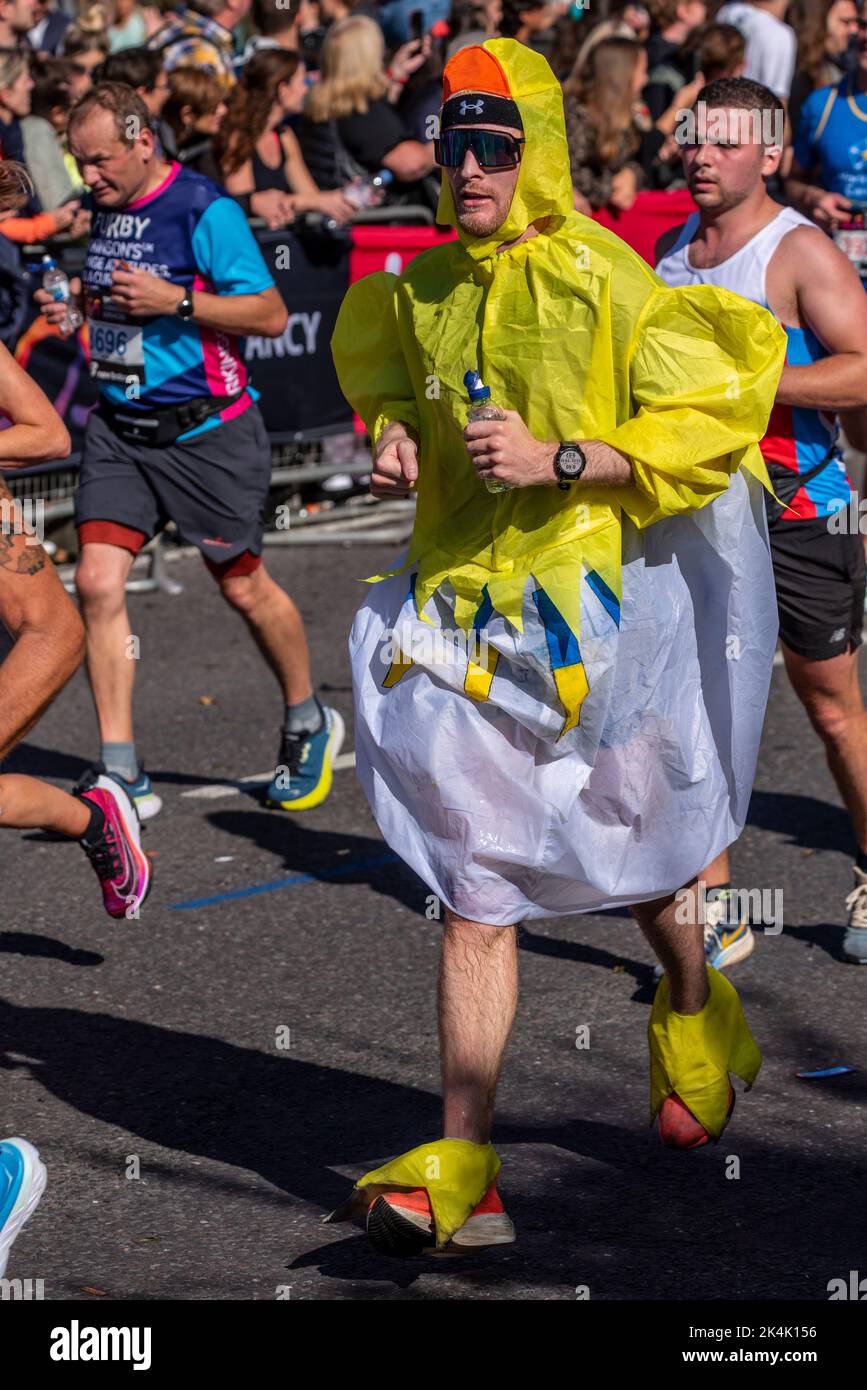 Correr en el TCS London Marathon 2022, en Tower Hill Road, City of London, Reino Unido. Foto de stock