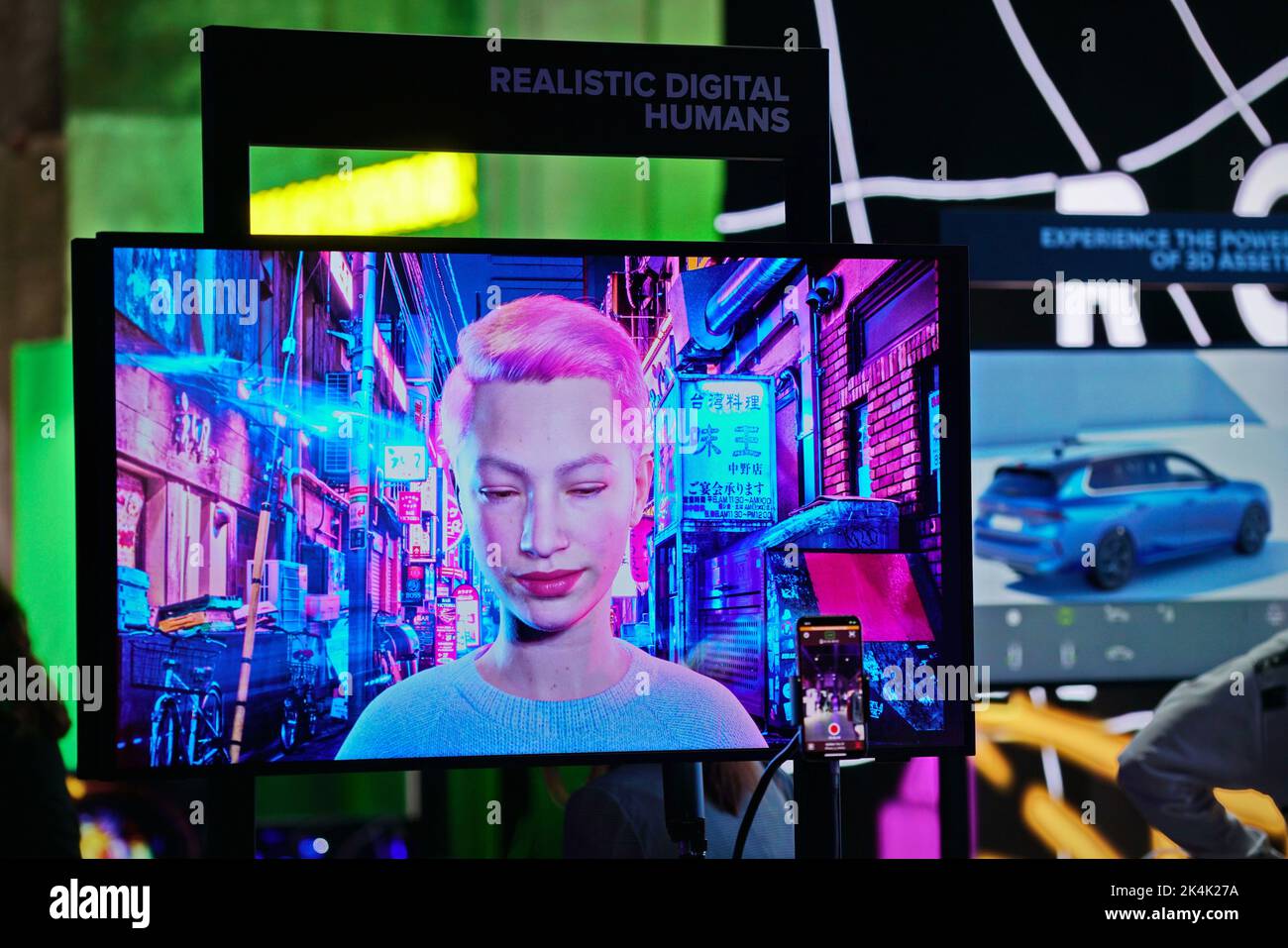 Exposición de realidad virtual. Un monitor muestra a la gente digital hiperrealista de la cara. Turín, Italia - Septiembre de 2022 Foto de stock