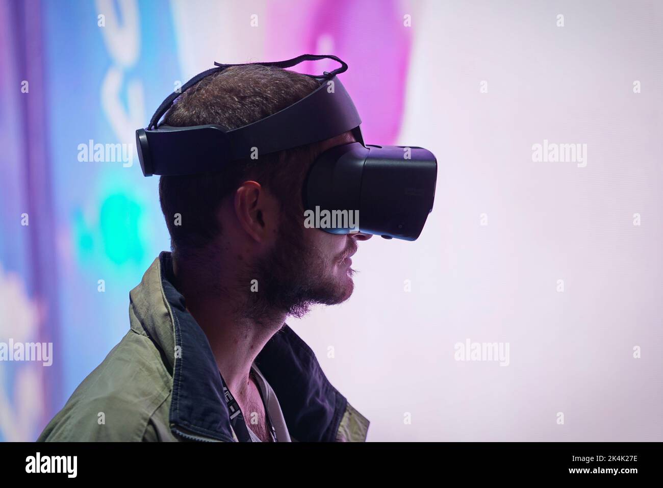 Exhibición de realidad virtual. El joven lleva gafas de realidad virtual experimenta un encuentro metaverso. Turín, Italia - Septiembre de 2022 Foto de stock