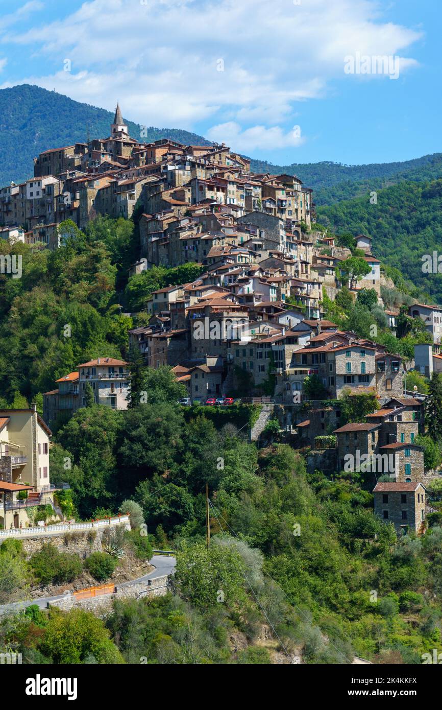 Italia. Liguria. El pueblo encaramado de Apricale en Val Nervia (Imperia, Liguria, Italia) Foto de stock