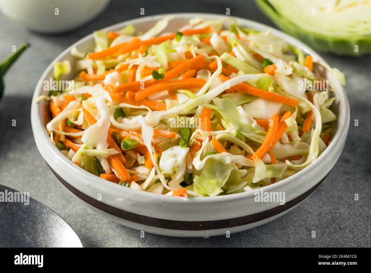 Curtido de verduras fermentadas casero con zanahoria de col y jalapeno Foto de stock