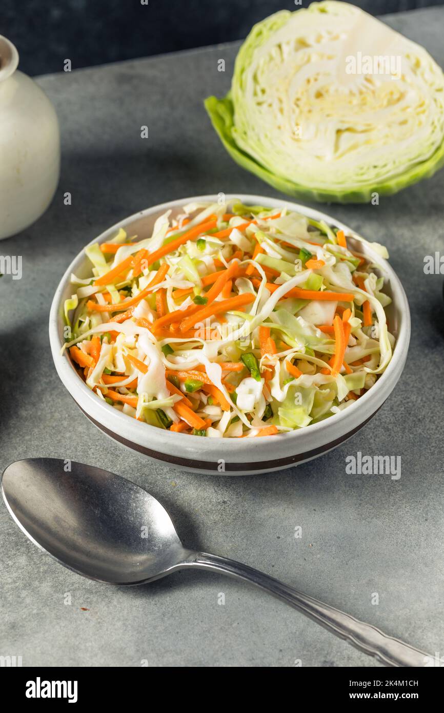 Curtido de verduras fermentadas casero con zanahoria de col y jalapeno Foto de stock