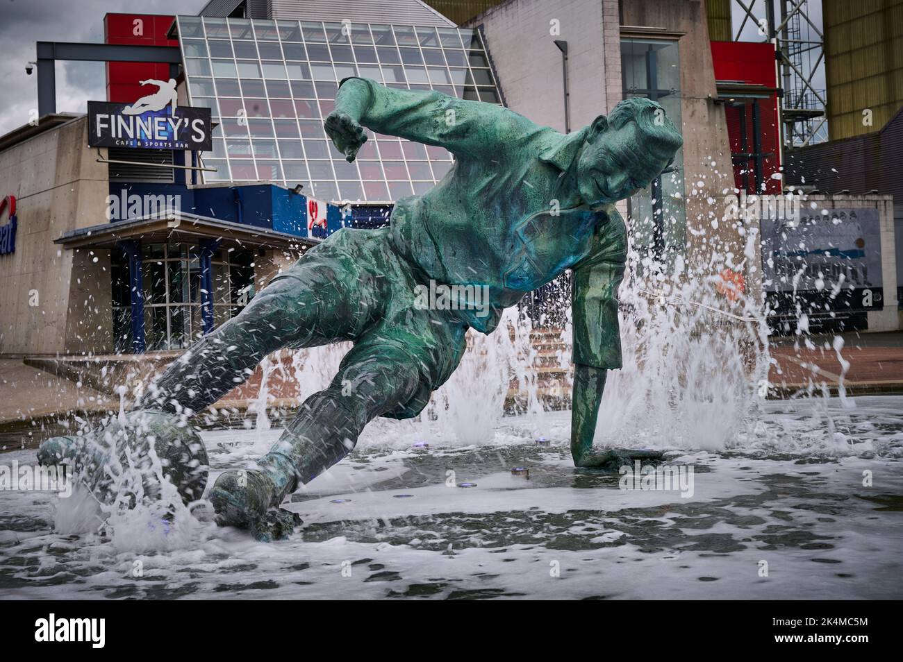 La estatua 'The Splash' con el jugador de Preston Tom Finney en pose famosa Foto de stock