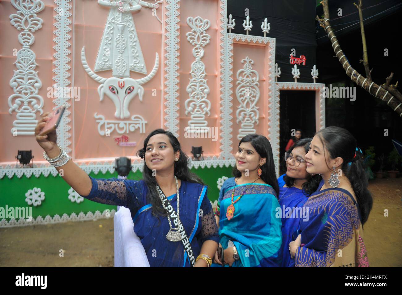 Sylhet, Bangladesh. 1st de Oct de 2022. Devotos están tomando selfie durante la ceremonia de Mahasaptami puja de Durga Puja en el párrafo de Dariya el 1 de octubre de 2022 en Sylhet, Bangladesh. (Imagen de crédito: © MD Rafayat Haque Khan Eyepix G/eyepix a través DE ZUMA Press Wire) Foto de stock