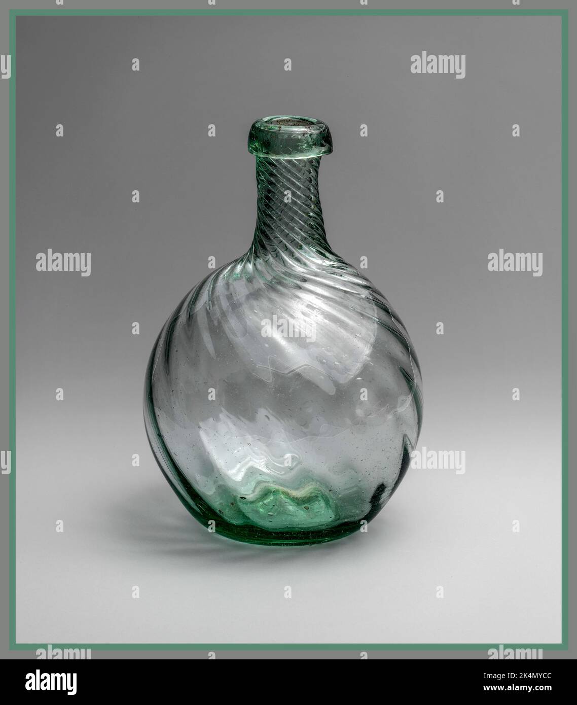 Botella 'Calabash' de vidrio vintage americana; botella; vidrio 1820–1850 Vidrio; moldeado en soplado USA después de la calabaza verde de la botella orgánica de calabash o planta de calabaza de flor blanca Foto de stock