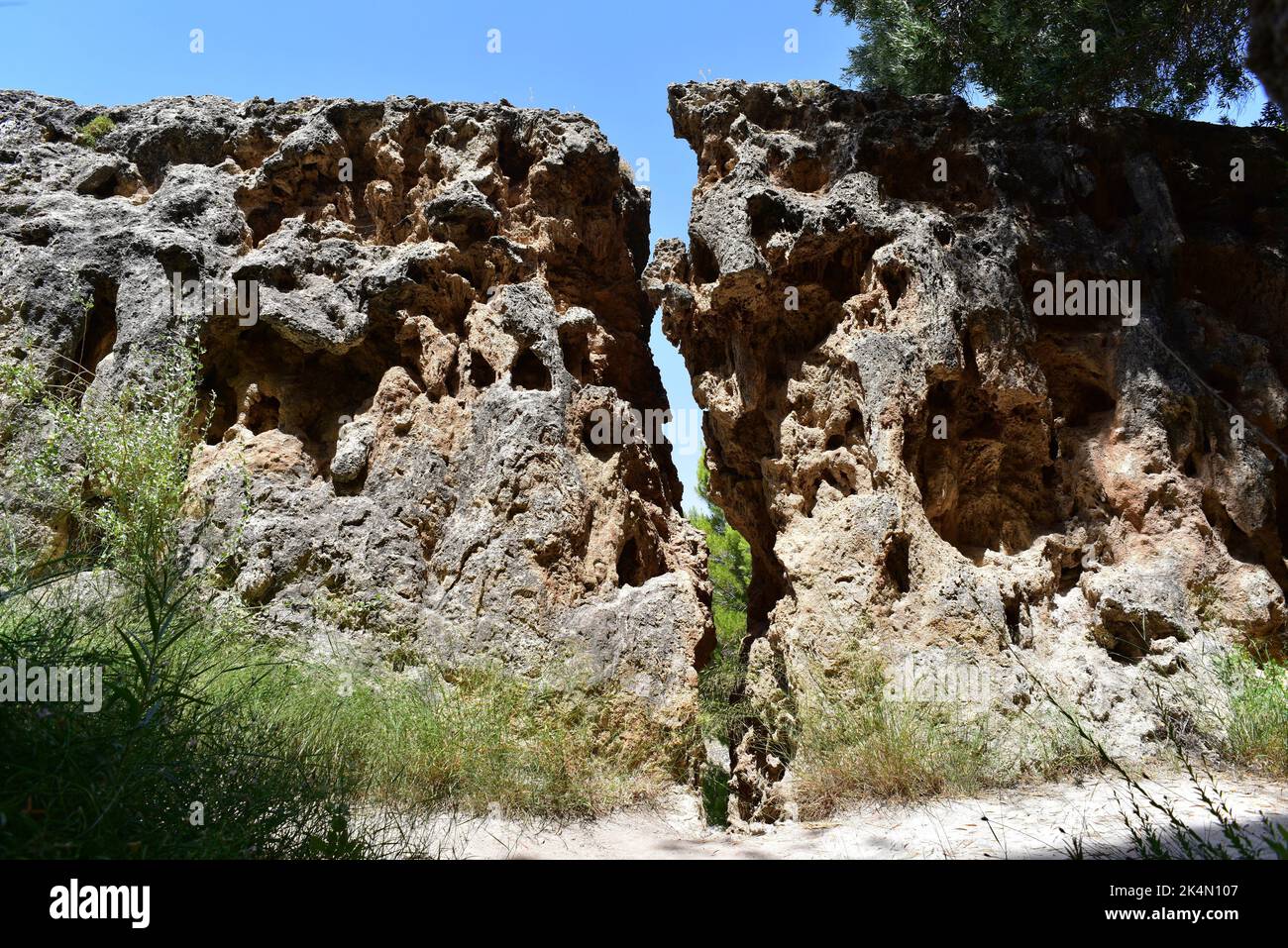 Acueducto de Toril formado por travertino precipitado por las aguas