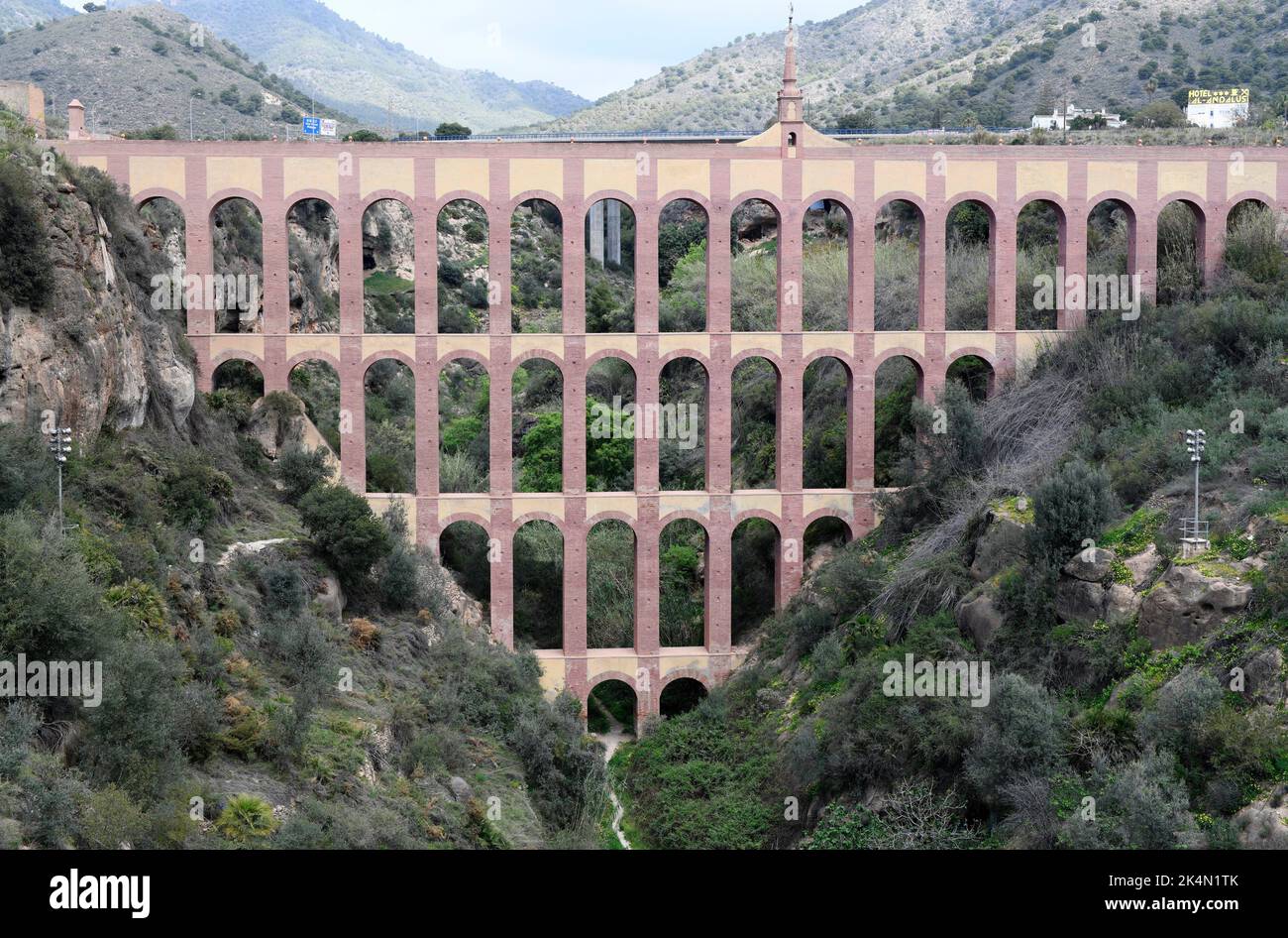 Nerja, acueducto Del Aguila (siglo 19th) y el barranco de Coladilla. Axarquía, Málaga, Andalucía, España. Foto de stock