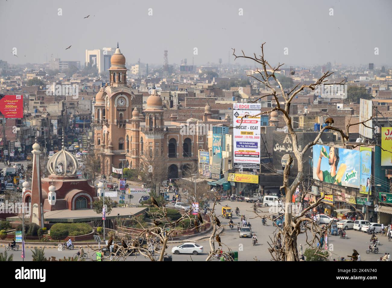 Multan, Pakistán - 22 de febrero de 2020: La torre del reloj y la rotonda principal de la ciudad que alberga una mezquita de diseño contemporáneo. La mezquita tiene vista única Foto de stock