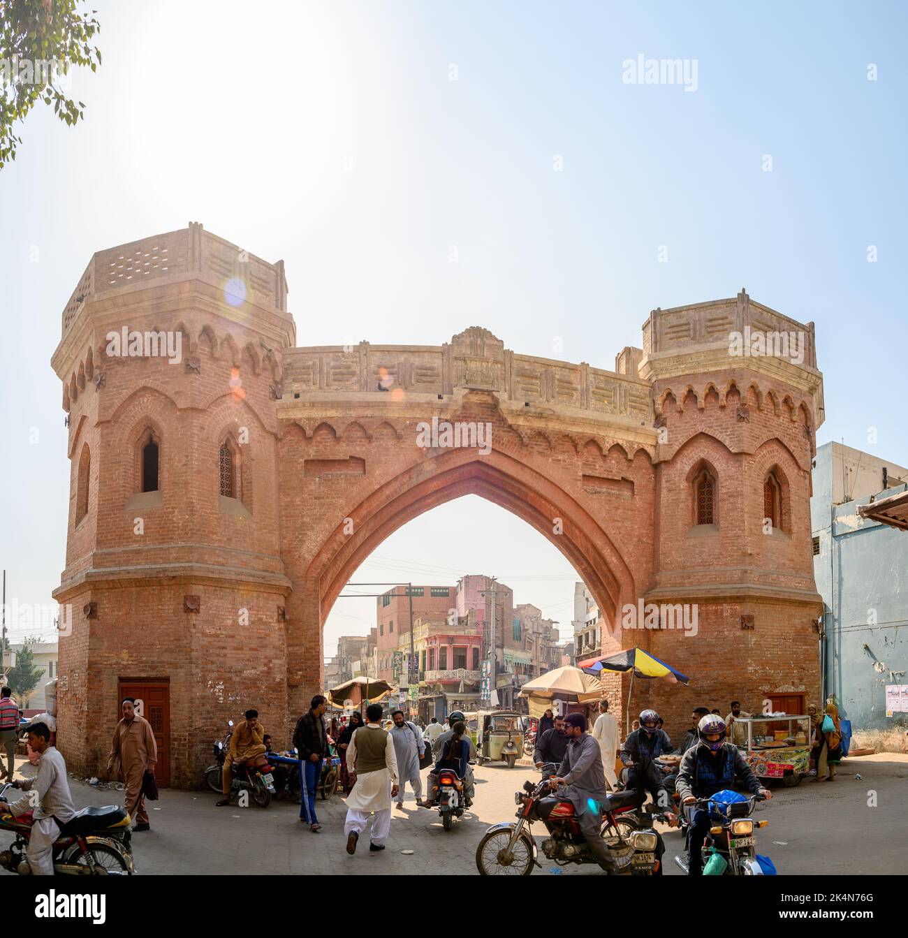 MULTAN, PAKISTÁN - 22 DE FEBRERO de 2020 : Delhi Gate Vista pintoresca con Rickshaw Caminando personas y motos en un día soleado Foto de stock
