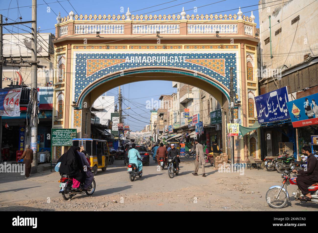 BAHAWALPUR, PAKISTÁN - 24 DE FEBRERO de 2020; Entrada de la Puerta de Ahmadpuri en Bahawalpur Foto de stock