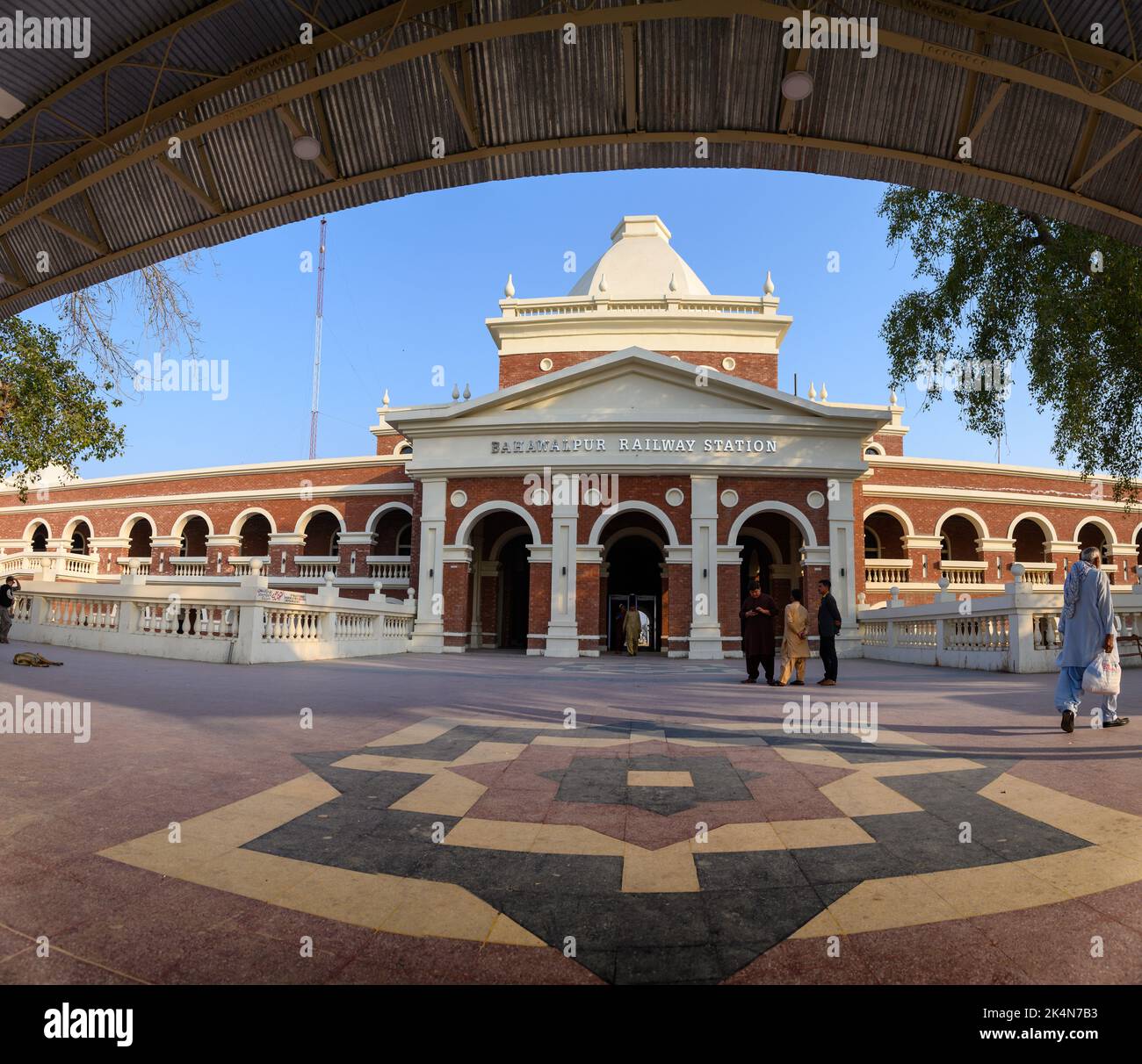 BAHAWALPUR, PAKISTÁN-24 DE FEBRERO de 2020; vista de la fachada de la estación de ferrocarril de Bahawalpur Foto de stock
