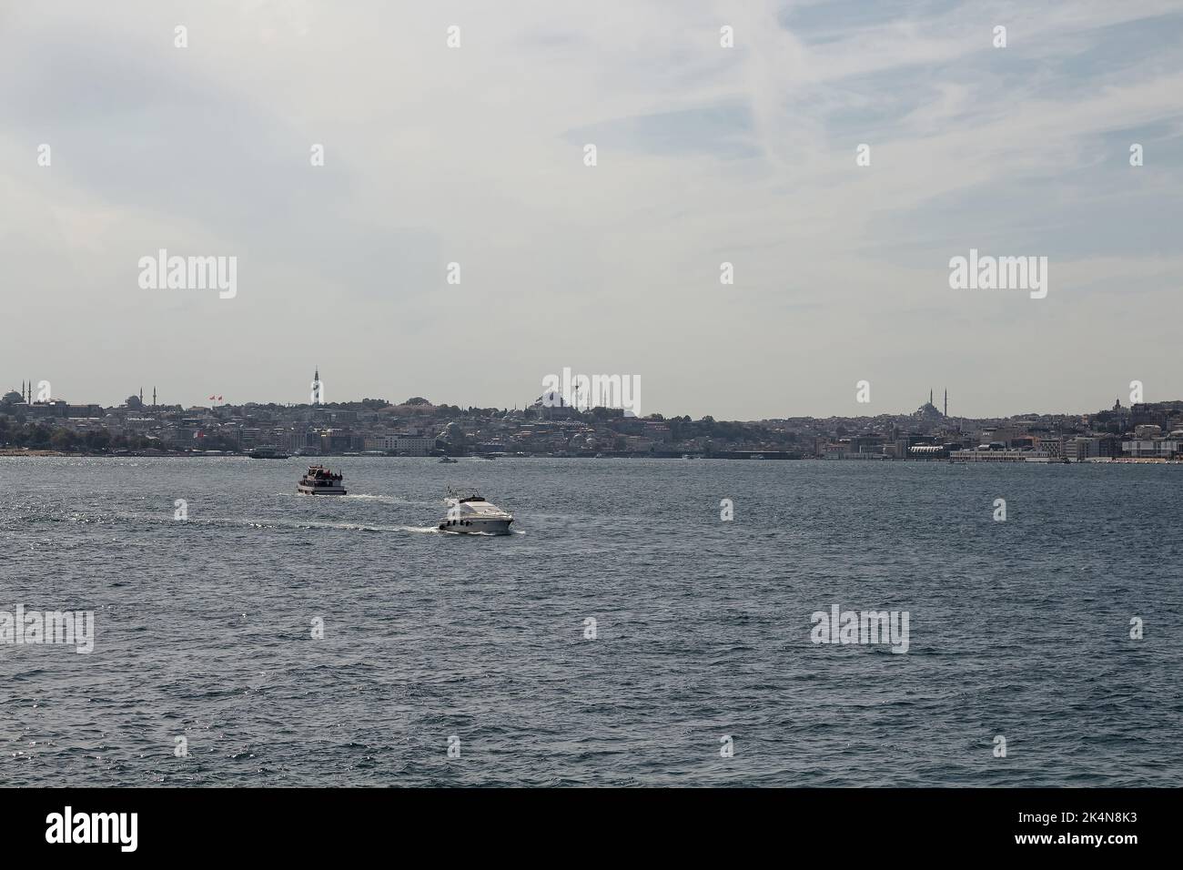 Vista de los barcos turísticos en el Bósforo y la parte europea de Estambul. Es un soleado día de verano. Foto de stock