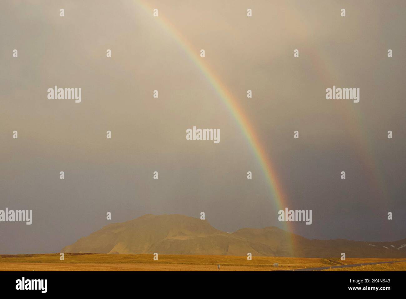 Arcoiris Sobre Ella Fotografías E Imágenes De Alta Resolución Alamy 3469