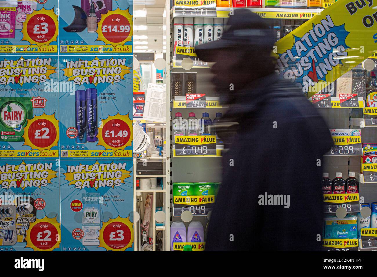 Londres, Reino Unido. Sept 29 2022 .Supermarket sign que ofrece a los clientes 'inflación que revienta ahorros. Foto de stock